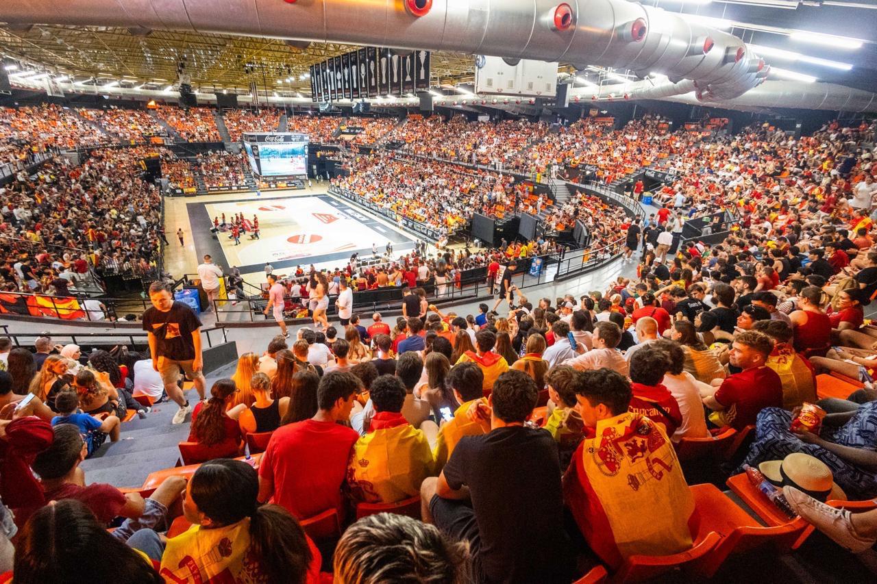 Aficionats veient la selecció en la Fonteta Aficionats veient la selecció en la Fonteta