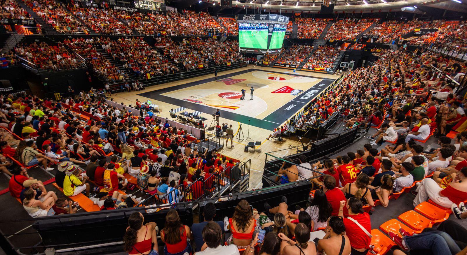Aficionats de la selecció a La Fonteta Aficionats de la selecció a La Fonteta