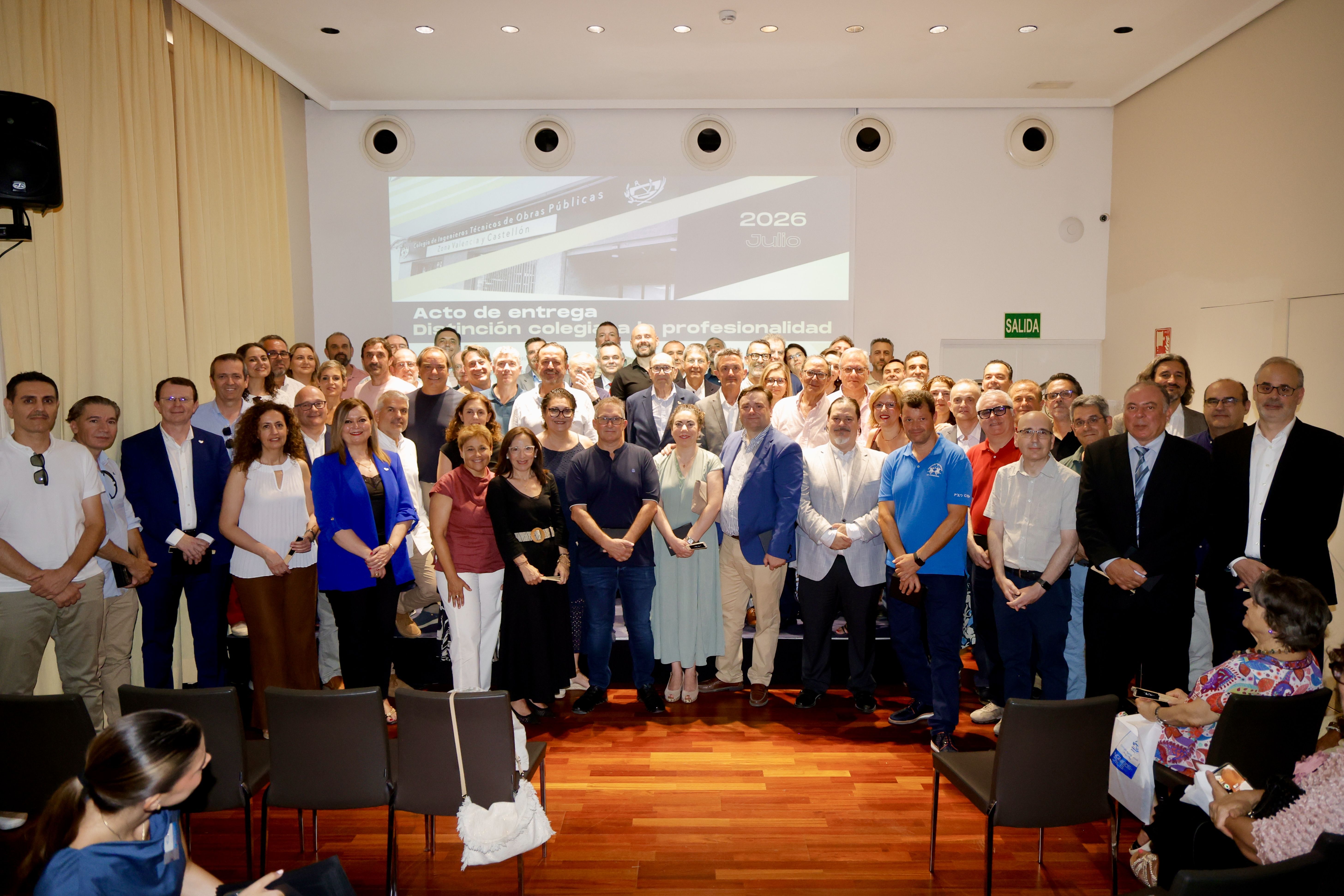 El col·legi d'enginyers tècnics d'obres públiques premia tota una vida professional al servei de la societat valenciana El col·legi d'enginyers tècnics d'obres públiques premia tota una vida professional al servei de la societat valenciana