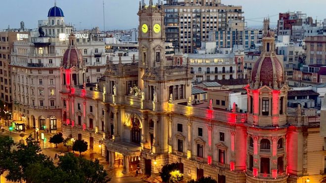 La façana de l'Ajuntament il·luminada de roig La façana de l'Ajuntament il·luminada de roig