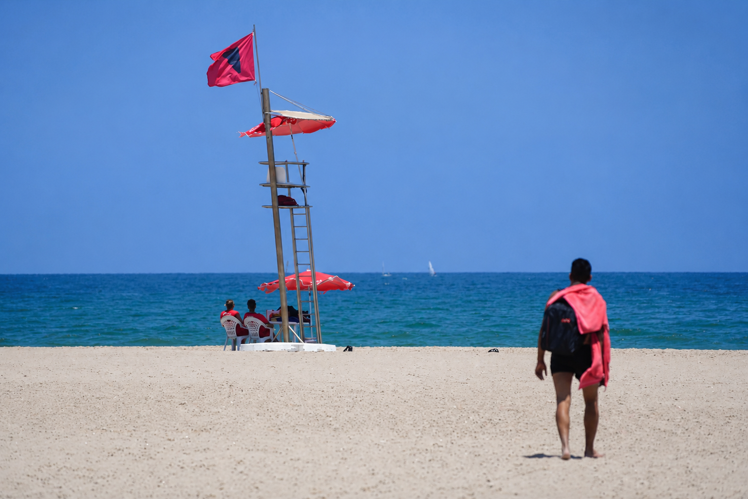 Una playa con bandera roja Una playa con bandera roja