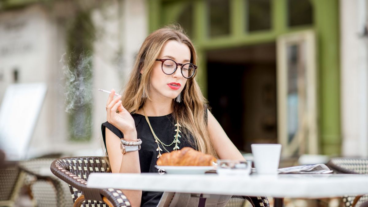 Una chica fumando en una terraza - GettyImages Una chica fumando en una terraza - GettyImages