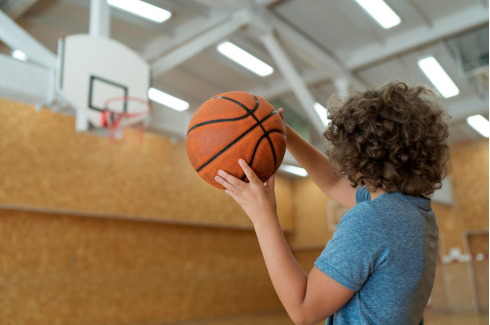 Un niño jugando al baloncesto