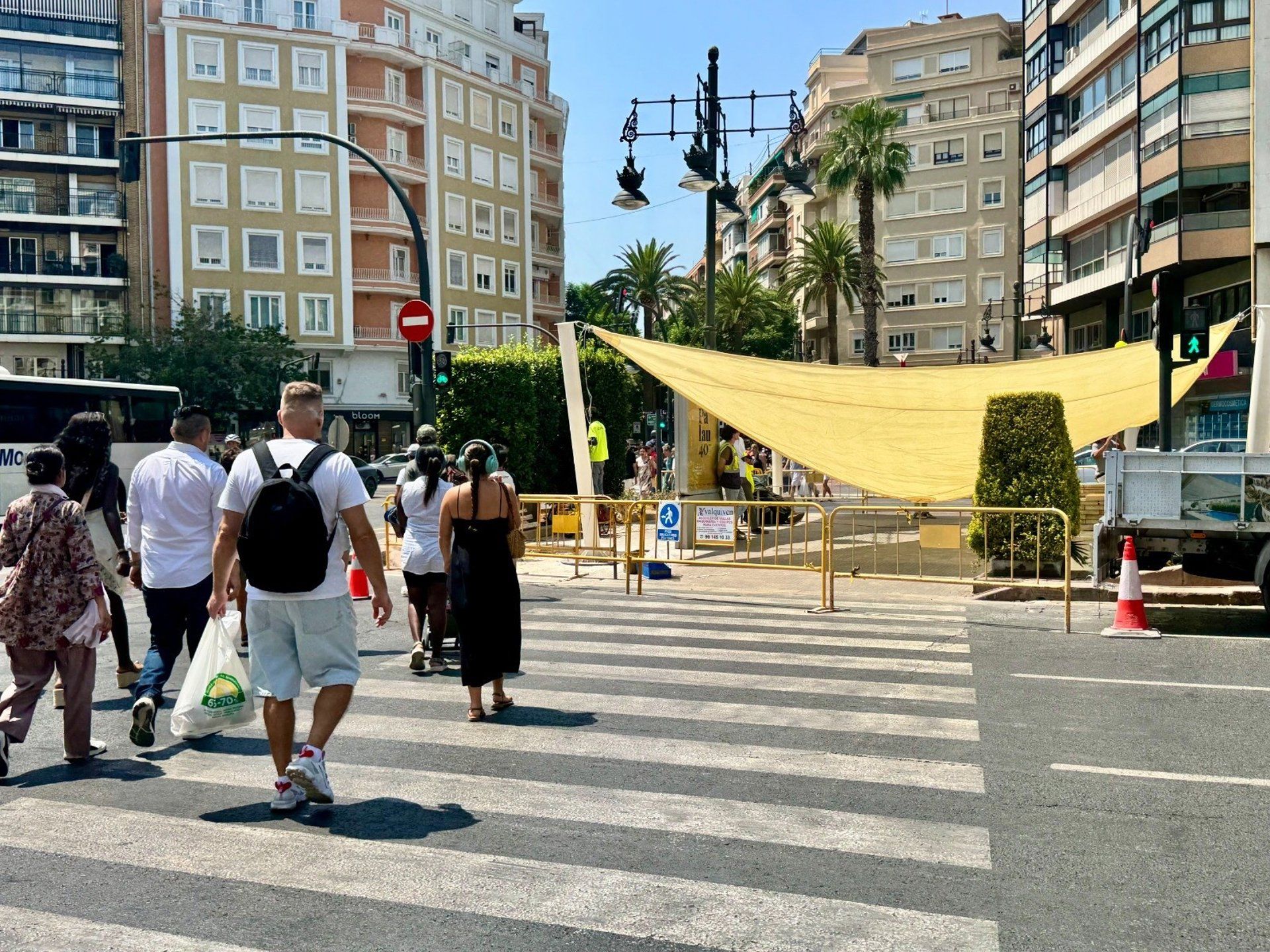València instala los primeros toldos en plaza España y América como prueba del futuro plan de sombras València instala los primeros toldos en plaza España y América como prueba del futuro plan de sombras