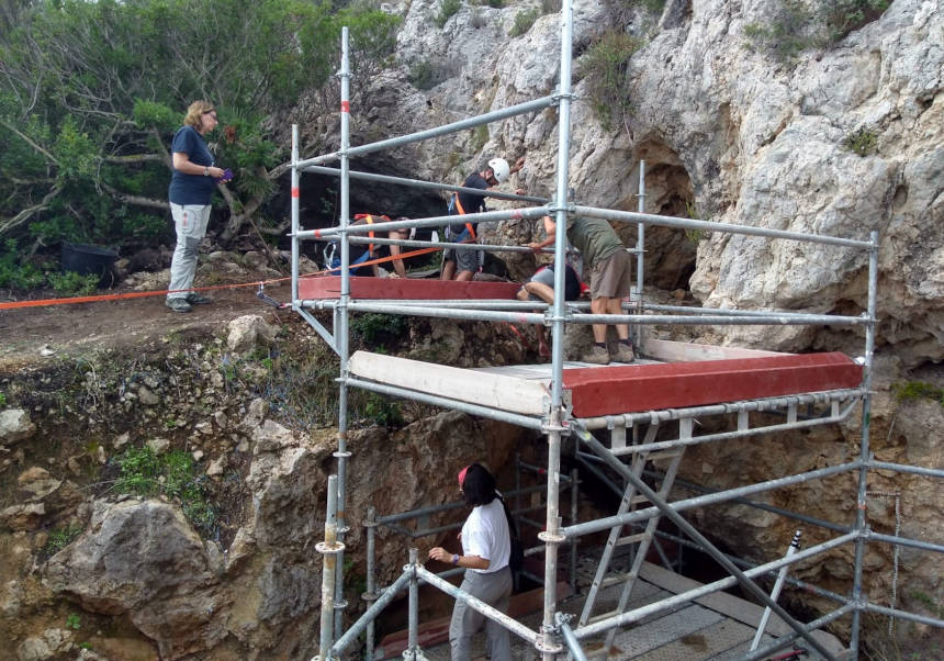 Trabajos en el yacimiento de Cova d'Hort de Cortés Volcà del Faro en Cullera - Universitat de València