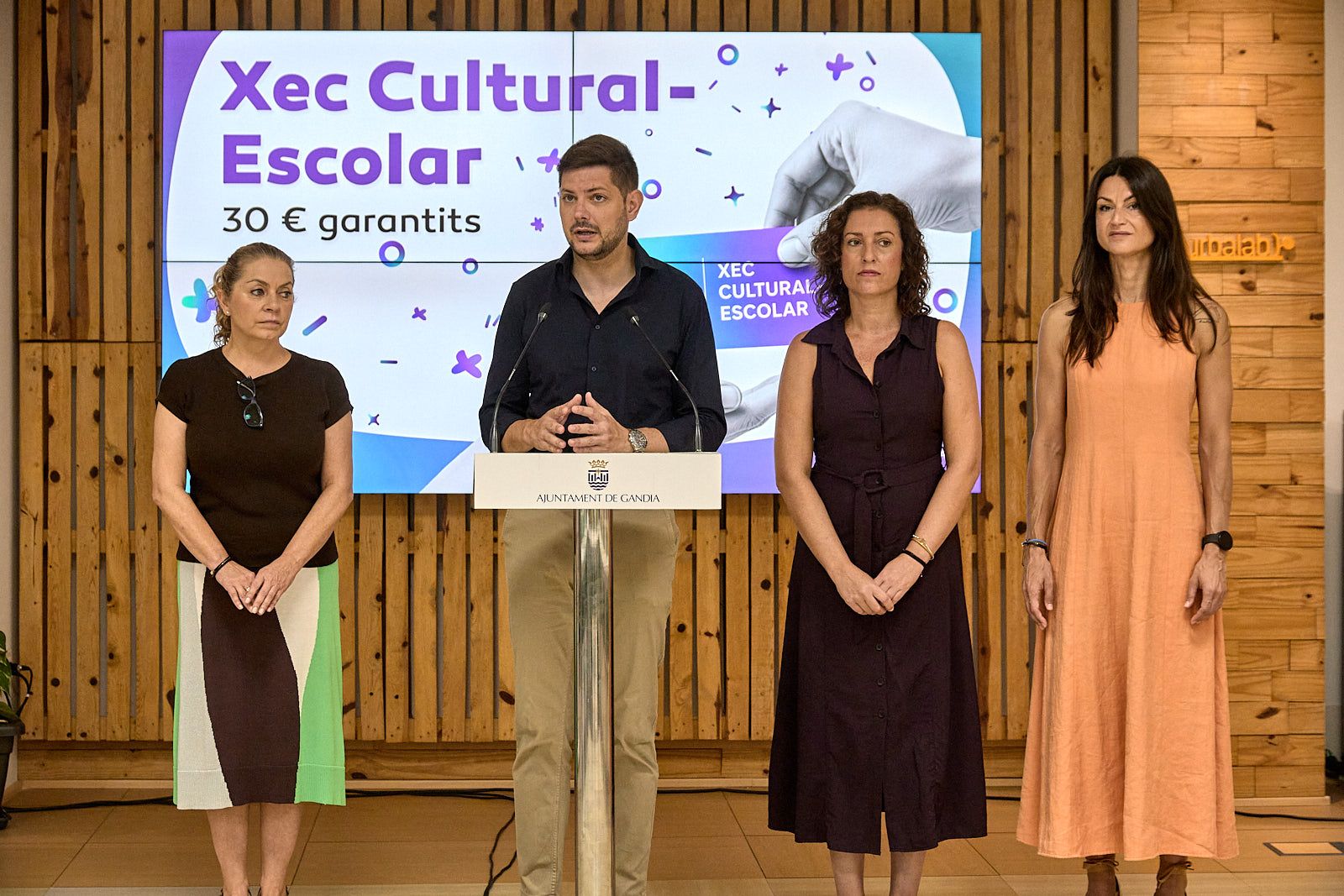 Presentación en Gandia del cheque cultural-escolar