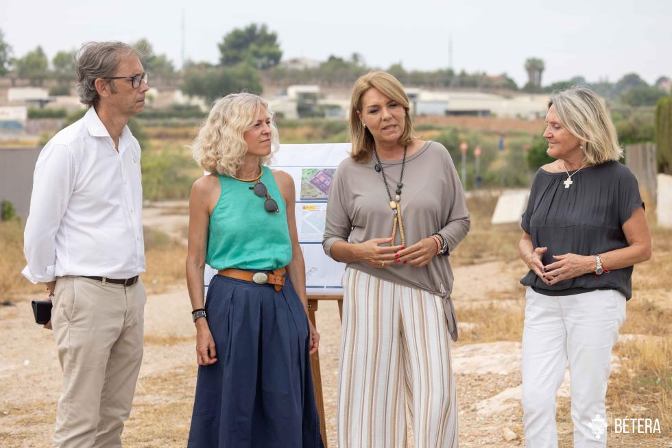 Susana Camarero visita la parcela de las futuras viviendas de Bétera Susana Camarero visita la parcela de las futuras viviendas de Bétera