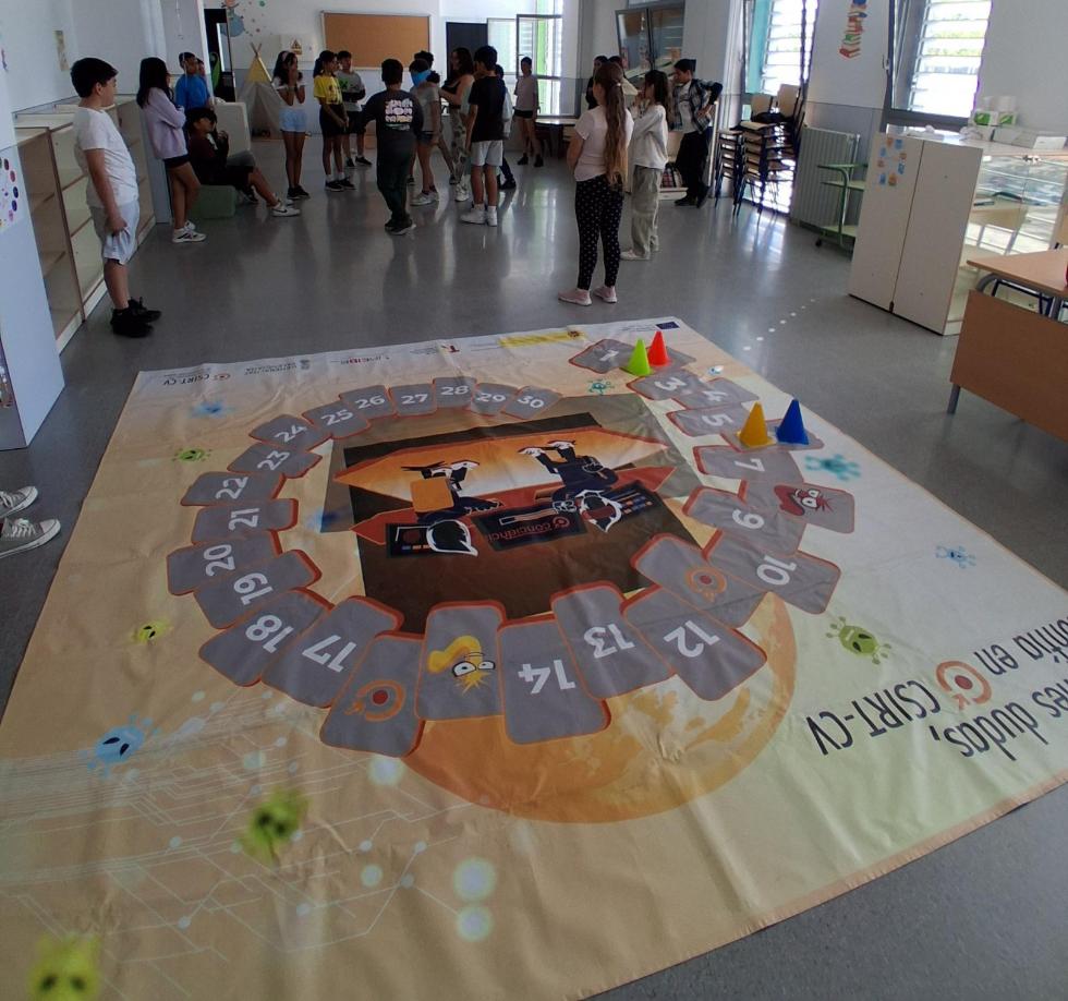 Un aula escolar formándose en ciberseguridad