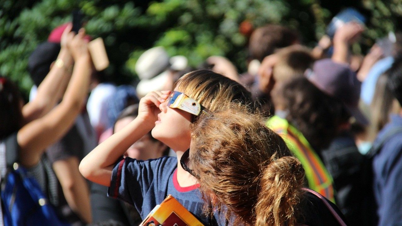 Uns xiquets veient l'eclipsi Uns xiquets veient l'eclipsi