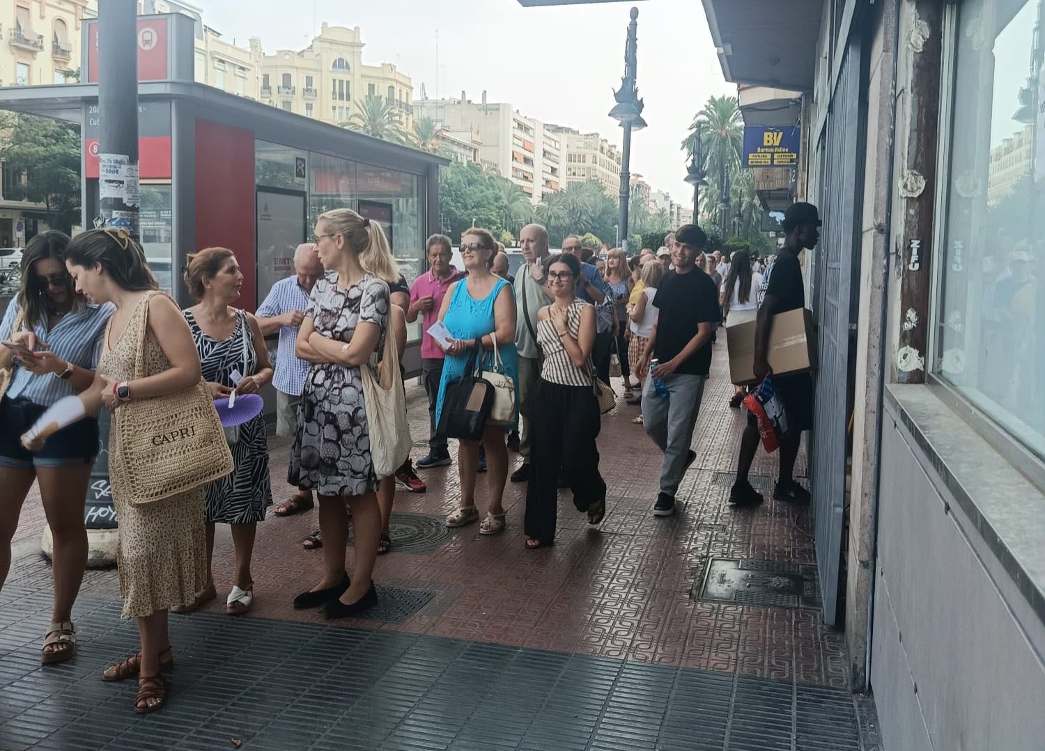 Cua de persones esperant per a pagar la nova taxa del fem Cua de persones esperant per a pagar la nova taxa del fem