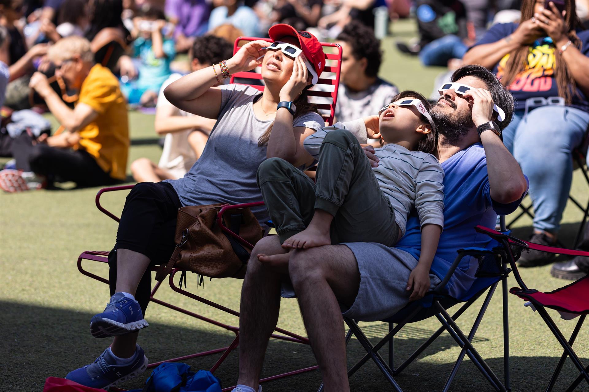 Persones mirant un eclipsi Persones mirant un eclipsi