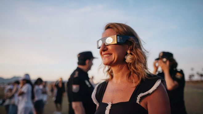 Una dona veient l'eclipsi Una dona veient l'eclipsi