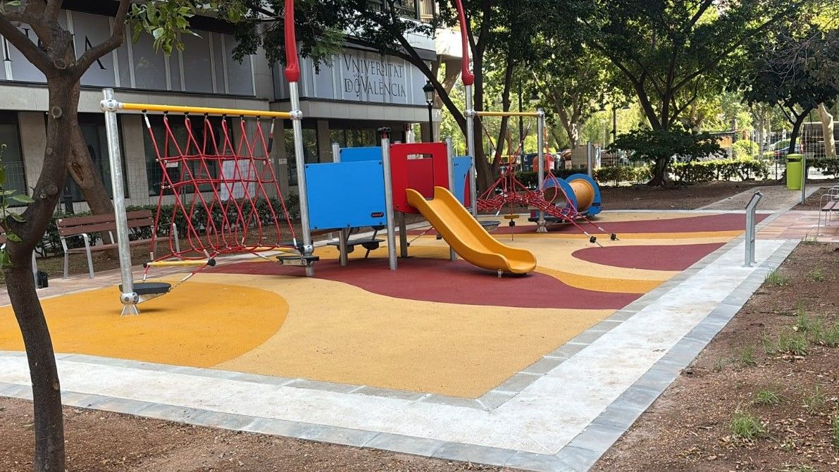 Parc infantil en la plaça de la Legió Espanyola Parc infantil en la plaça de la Legió Espanyola