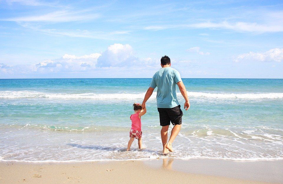 Un padre y su hija en la playa. Vithas. Un padre y su hija en la playa. Vithas.
