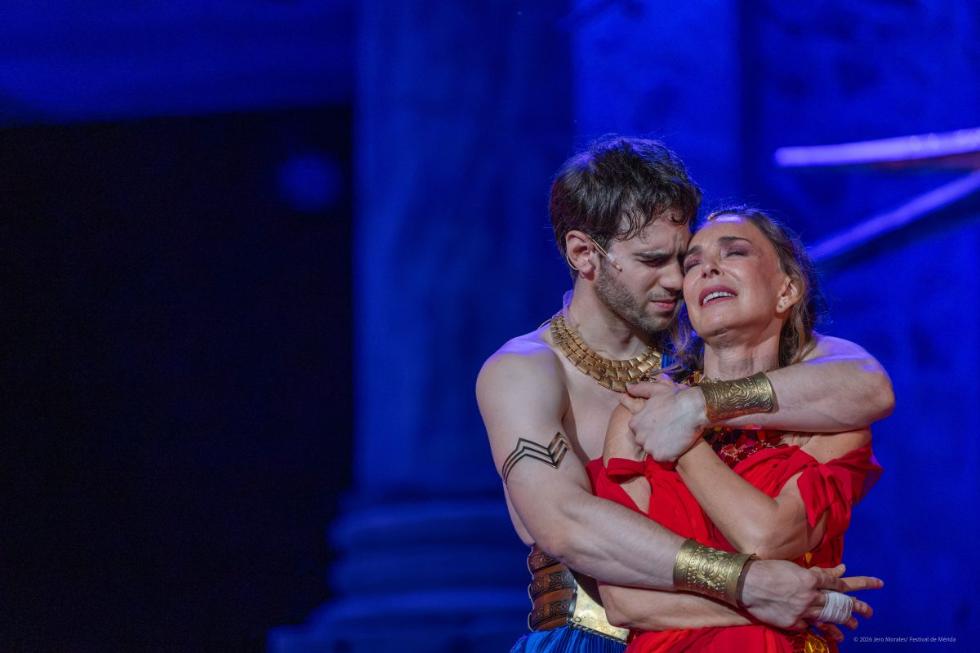 Lydia Bosch y Julio Peña llevan la pasión prohibida de Fedra al Teatro Romano de Sagunto Lydia Bosch y Julio Peña llevan la pasión prohibida de Fedra al Teatro Romano de Sagunto