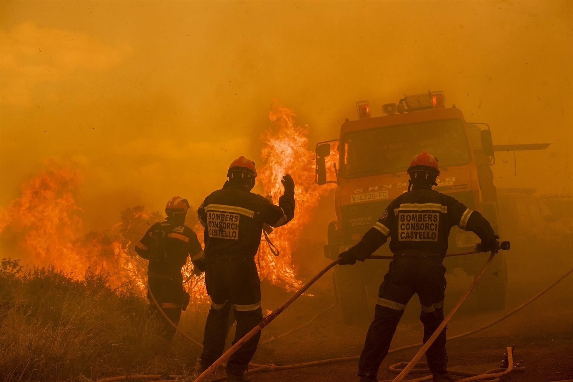 Bombers en l'incendi que afecta a Segorbe i Gátova - CONSORCI DE BOMBERS