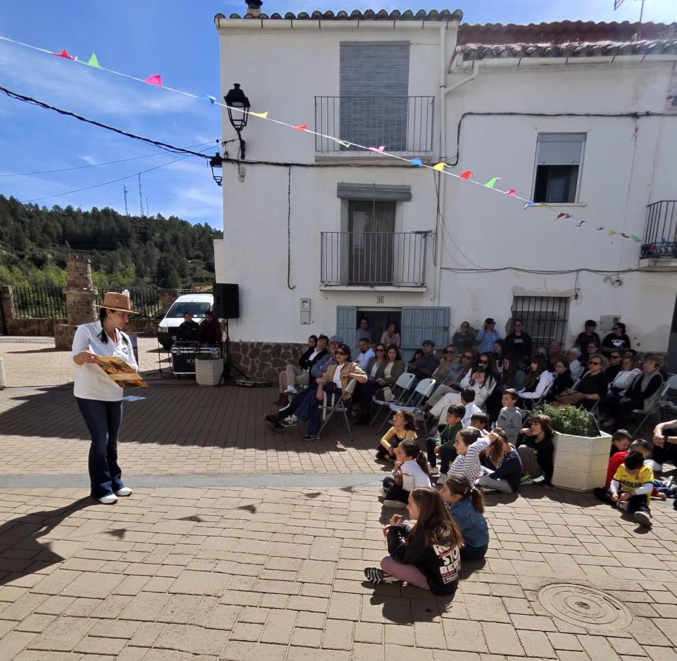 Una cuentacuentos leyendo 'Un deseo y cinco guardianes. El origen de Los Verdegales' a unos niños