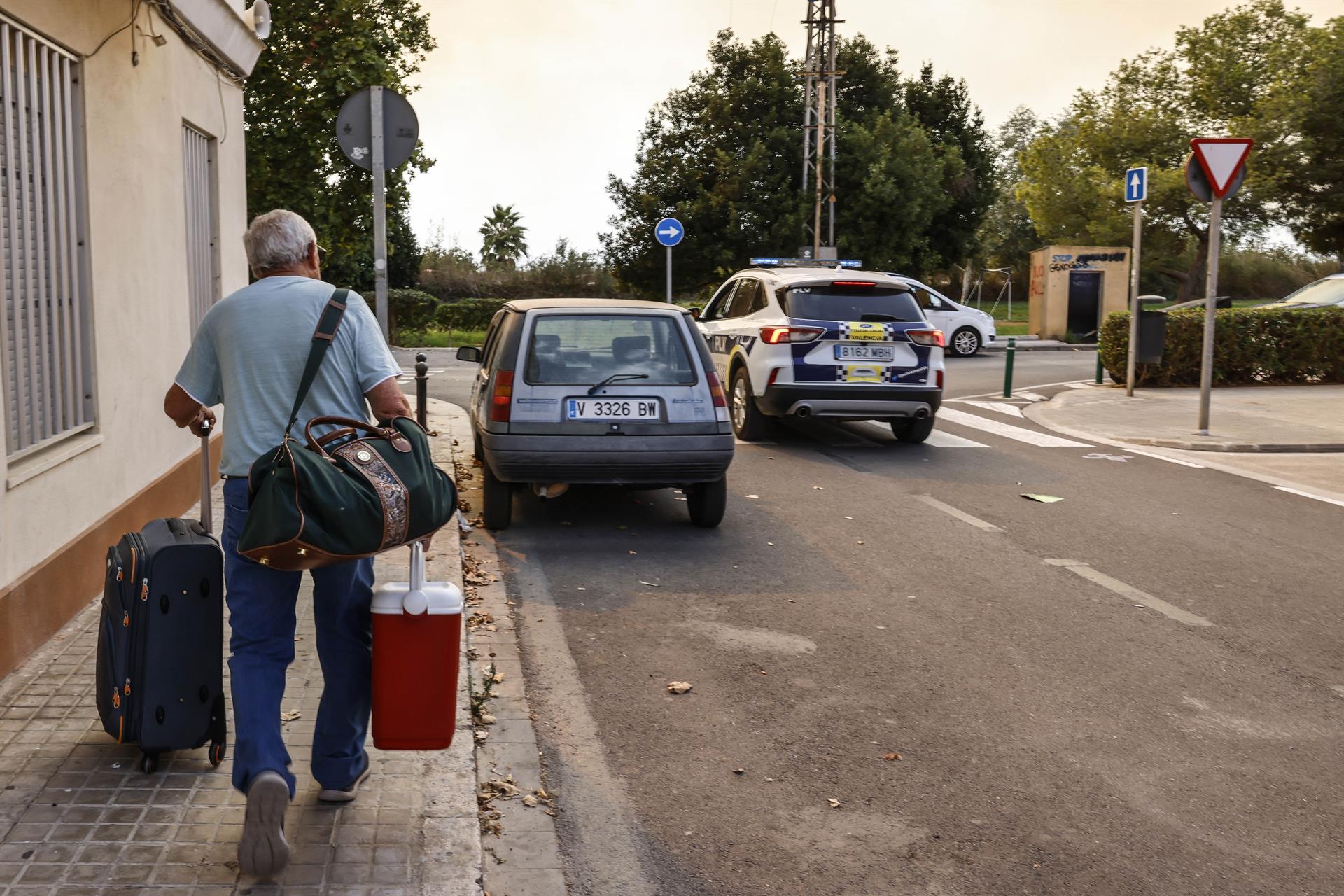 Una persona desalojada de El Saler durante un incendio forestal - Rober Solsona (Europa Press) Una persona desalojada de El Saler durante un incendio forestal - Rober Solsona (Europa Press)