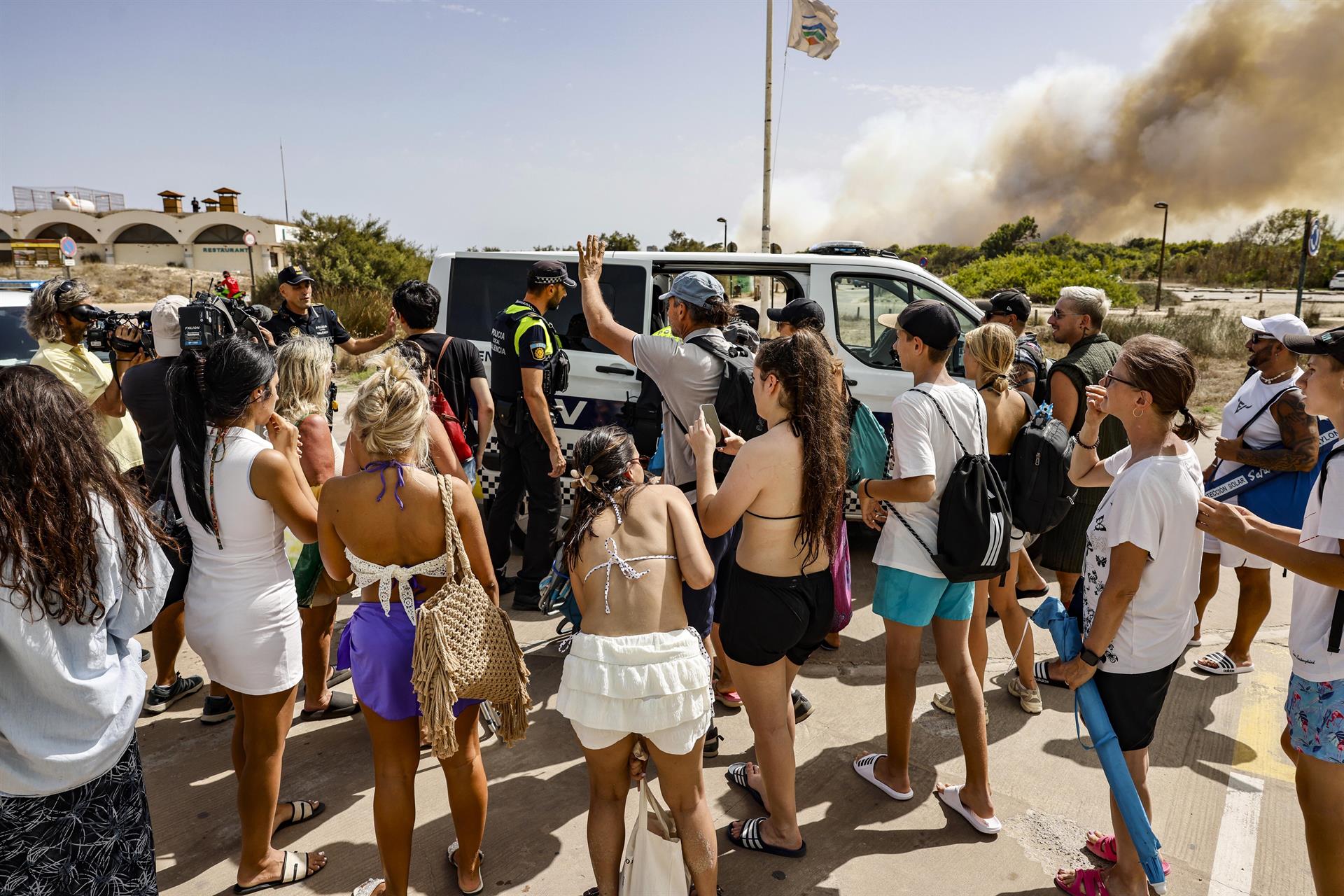 Diverses persones desallotgen la platja durant un incendi forestal - Rober Solsona (Europa Press) Diverses persones desallotgen la platja durant un incendi forestal - Rober Solsona (Europa Press)