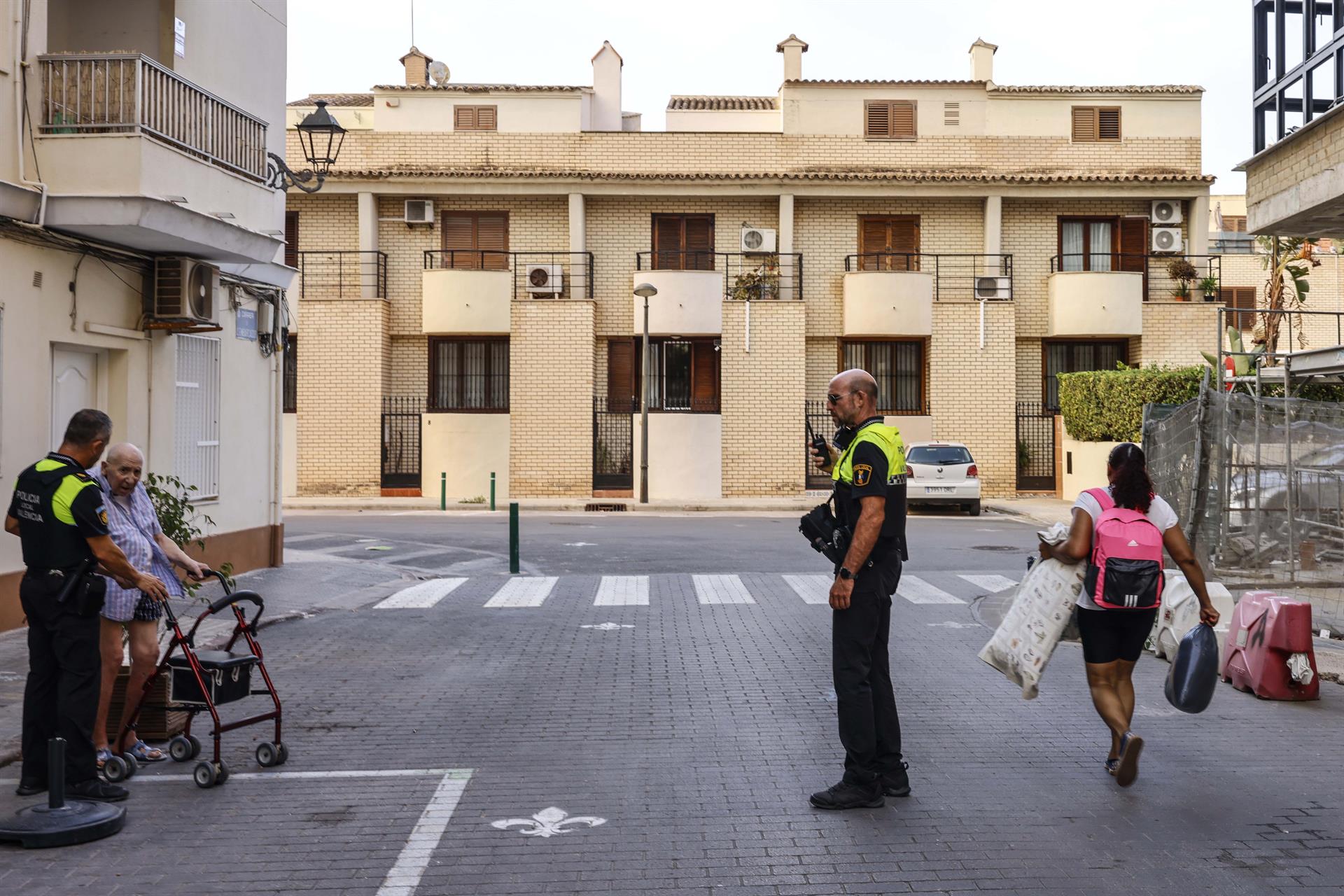 Policies locals desallotgen El Saler a causa d'un incendi - Robert Solsona (Europa Press)