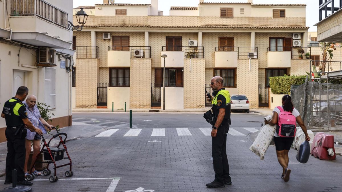 Policies locals desallotgen El Saler a causa d'un incendi - Robert Solsona (Europa Press)