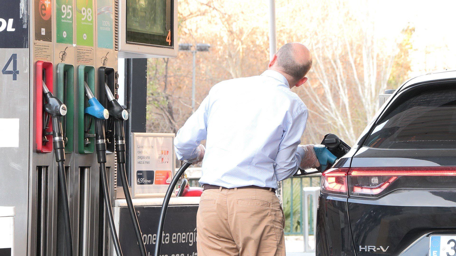 Hombre repostando combustible Hombre repostando combustible