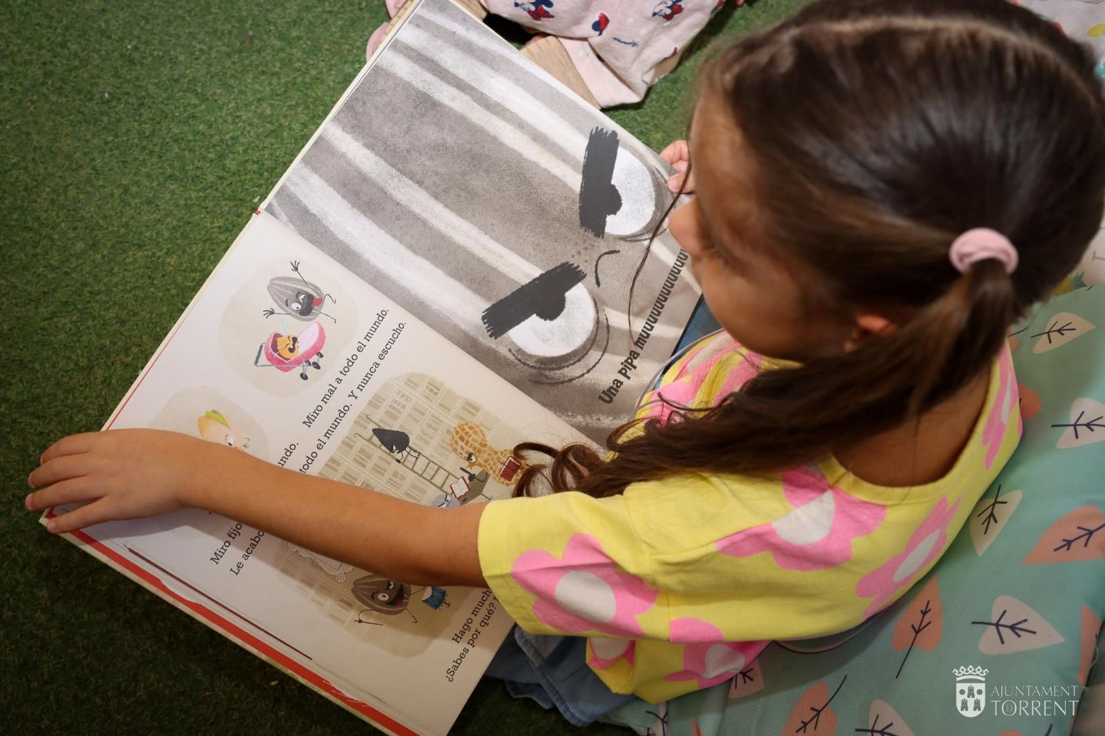 Una xiqueta llegint un conte infantil Una xiqueta llegint un conte infantil