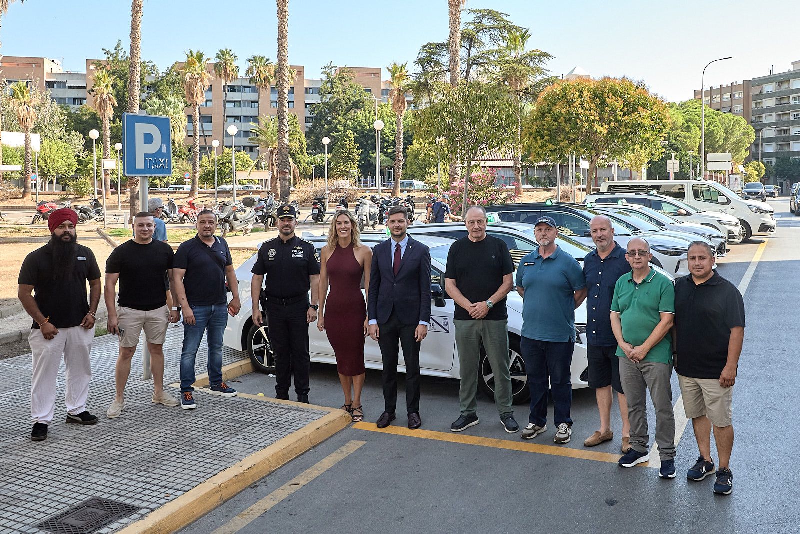 El alcalde, José Manuel Prieto, visita la parada de taxis frente a la estación de RENFE El alcalde, José Manuel Prieto, visita la parada de taxis frente a la estación de RENFE