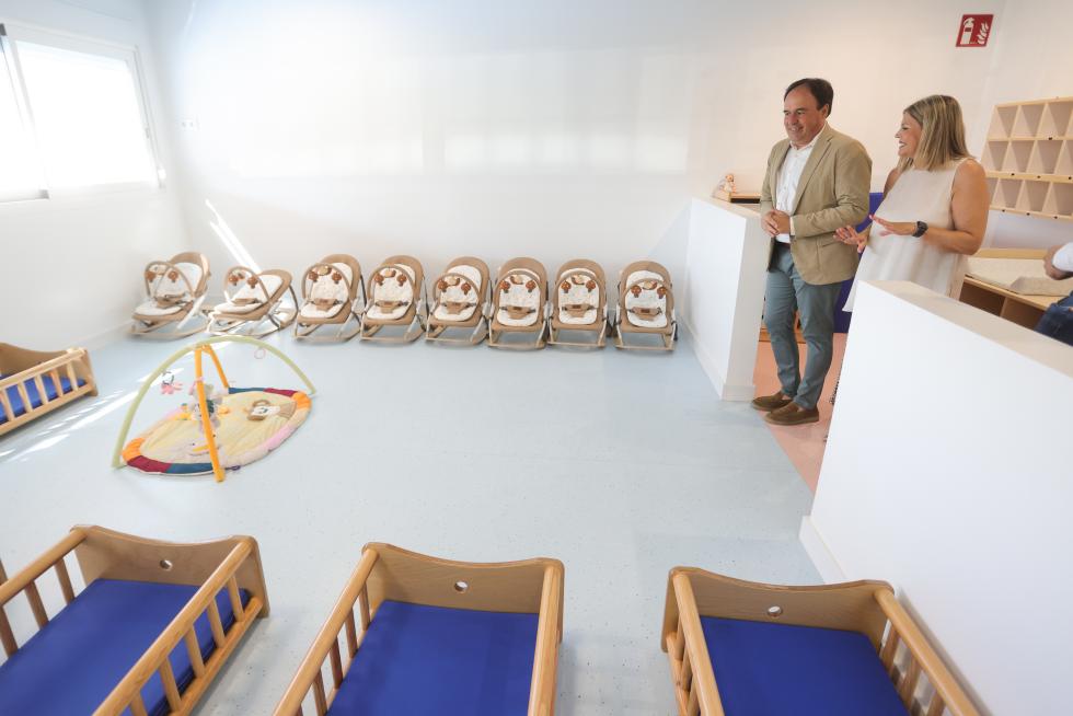 El presidente de la Generalitat, Juanfran Pérez Llorca, visitando la Escuela Infantil de Primer Ciclo Ponoig