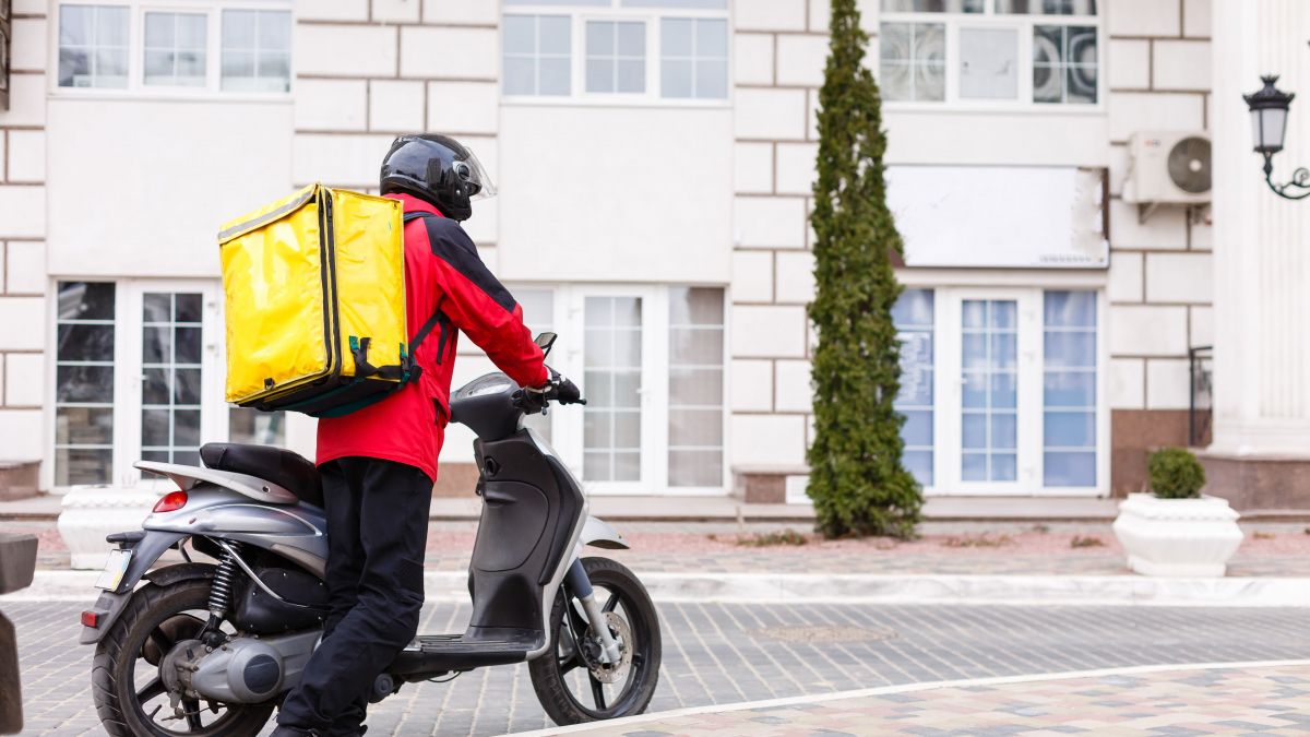 Un repartidor a domicilio que circula en moto - GettyImages Un repartidor a domicilio que circula en moto - GettyImages