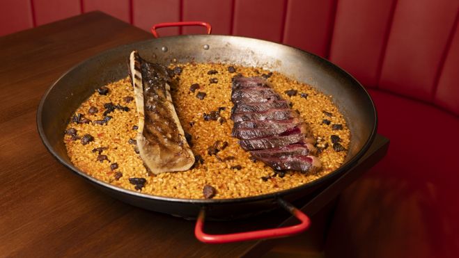 La paella de picaña madurada y tuétano es una de las más destacadas de Linaje. La paella de picaña madurada y tuétano es una de las más destacadas de Linaje.