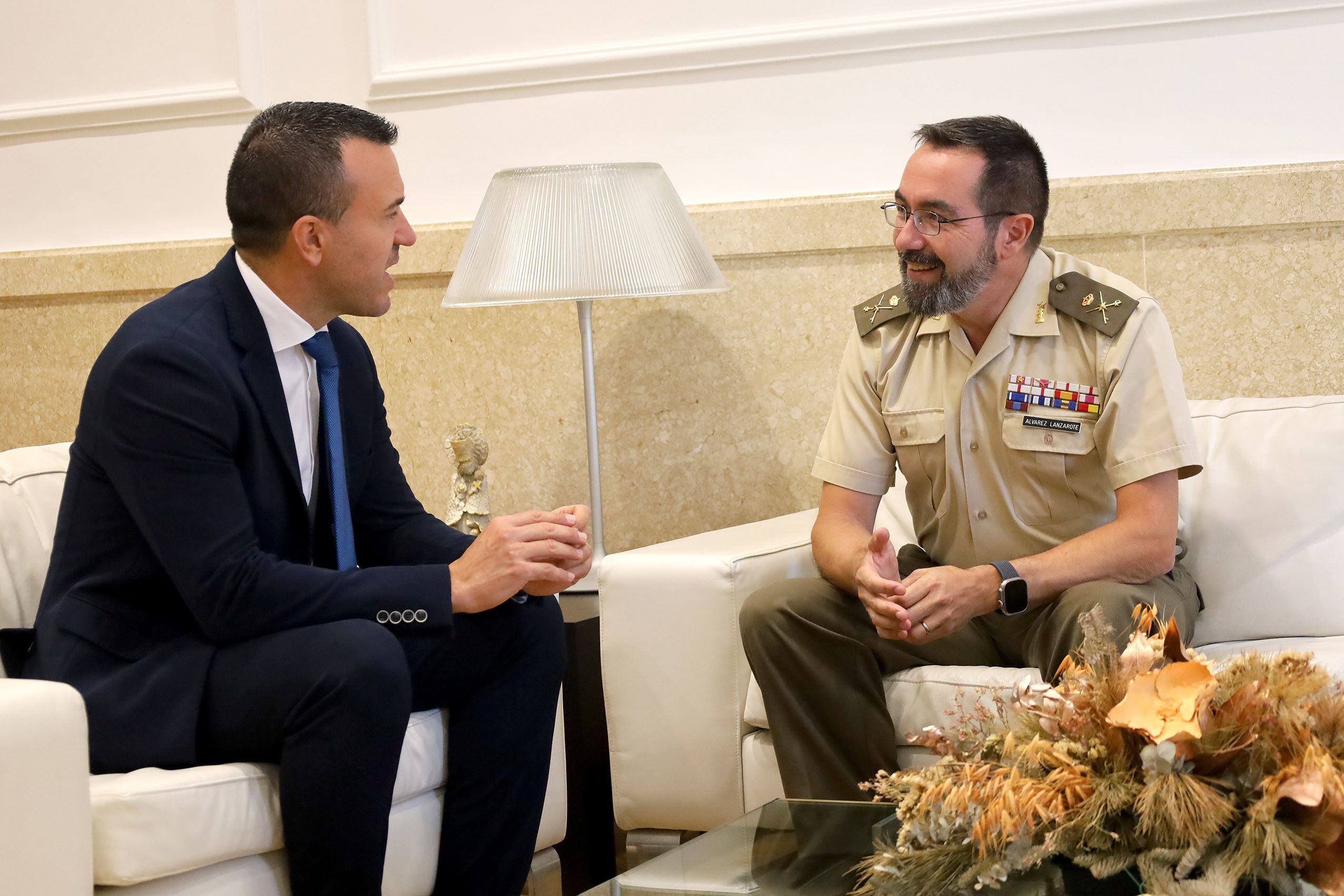 El president de la *Diputació de València, Vicent Mompó, i David Álvarez Lanzarote, Cap del Comandament de Transmissions i comandant militar de València i Castelló El president de la *Diputació de València, Vicent Mompó, i David Álvarez Lanzarote, Cap del Comandament de Transmissions i comandant militar de València i Castelló