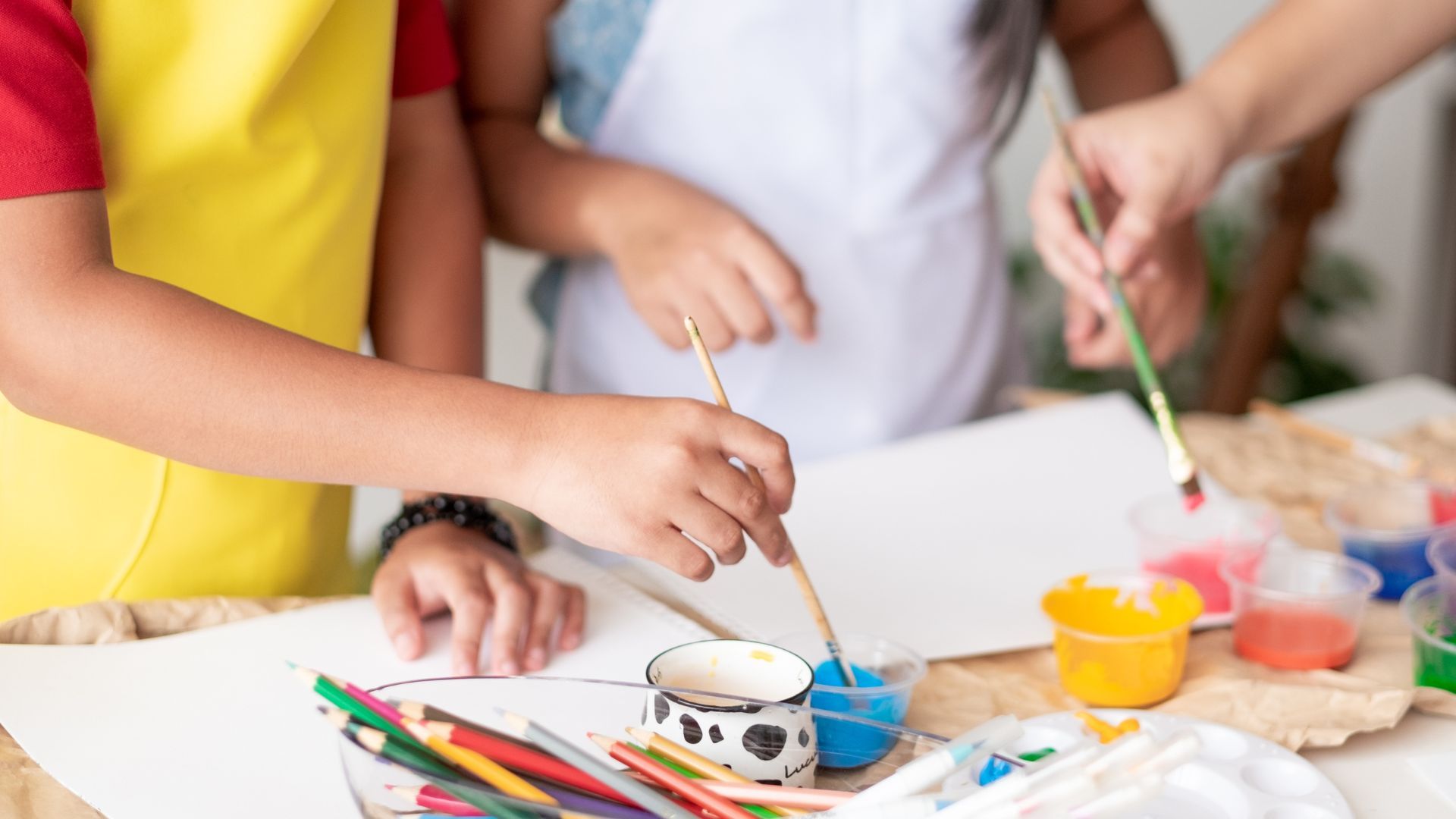 Xiquets pintant en un taller