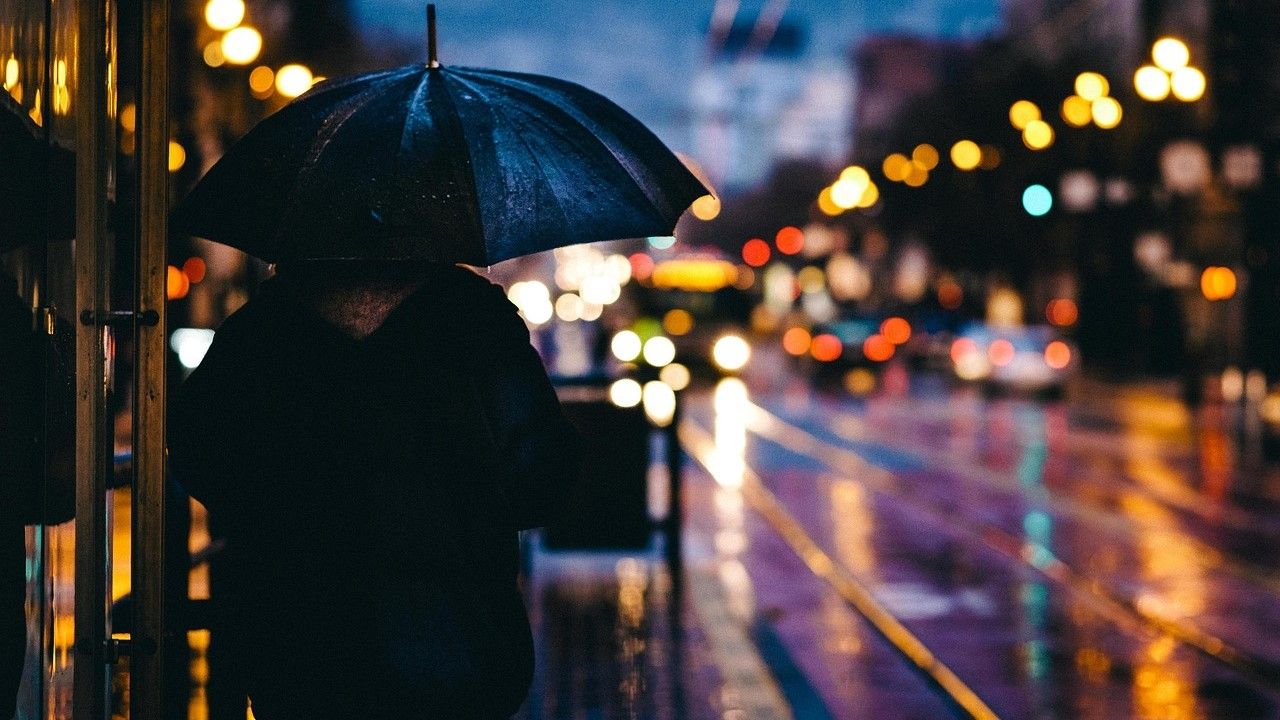Una persona sota la pluja Una persona sota la pluja
