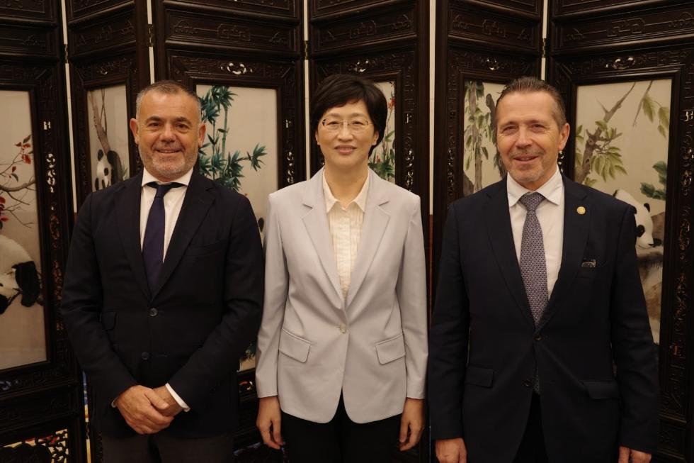El vicepresidente segundo y conseller de Presidencia, José Díez, se ha reunido con la gobernadora de Sichuan, Shi Xiaolin El vicepresidente segundo y conseller de Presidencia, José Díez, se ha reunido con la gobernadora de Sichuan, Shi Xiaolin