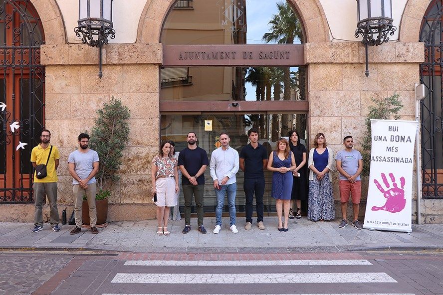 Minuto de silencio en el Ayuntamiento de Sagunto Minuto de silencio en el Ayuntamiento de Sagunto