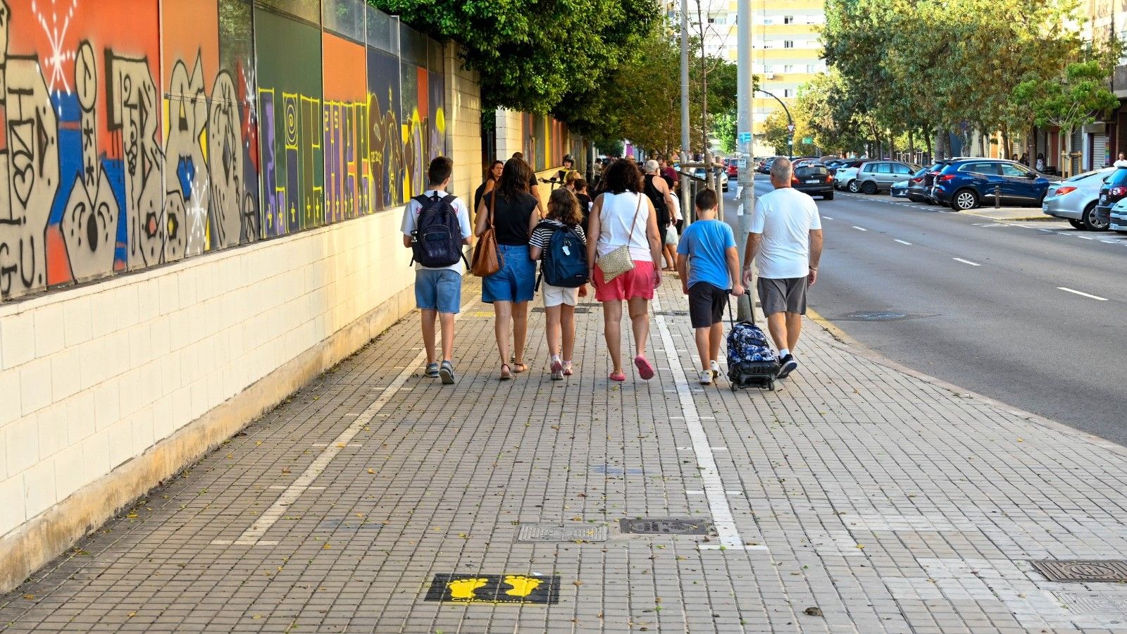 Xiquen caminant al col·legi Xiquen caminant al col·legi