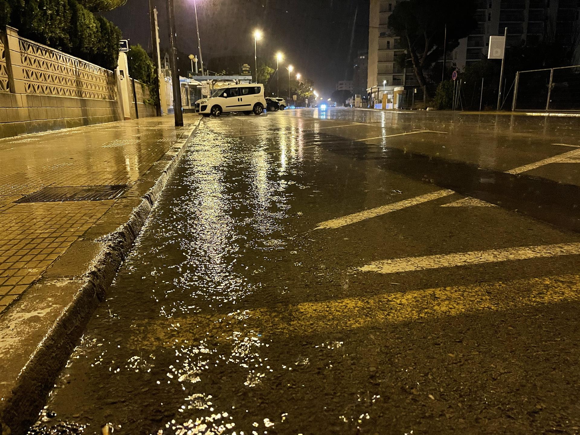 Un carrer inundat per les pluges Un carrer inundat per les pluges