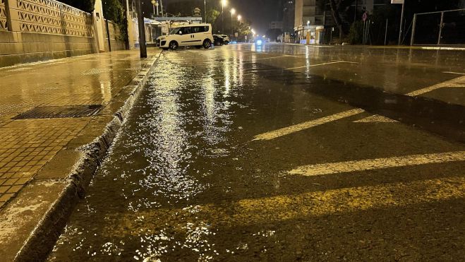Un carrer inundat per les pluges Un carrer inundat per les pluges