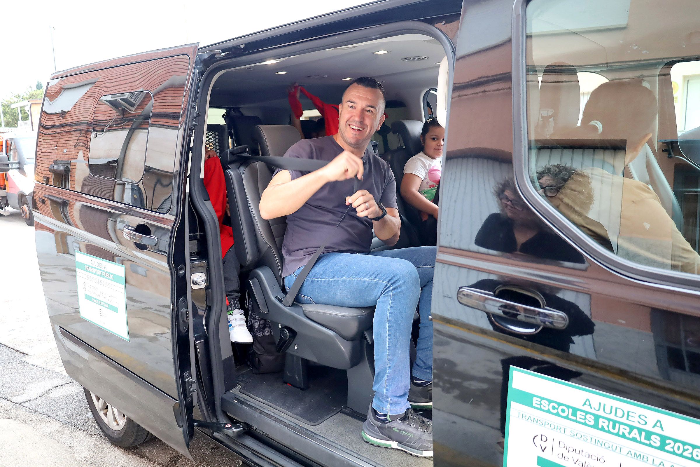 El president de la Diputació, Vicent Mompó, en la furgoneta que connecta pobles El president de la Diputació, Vicent Mompó, en la furgoneta que connecta pobles