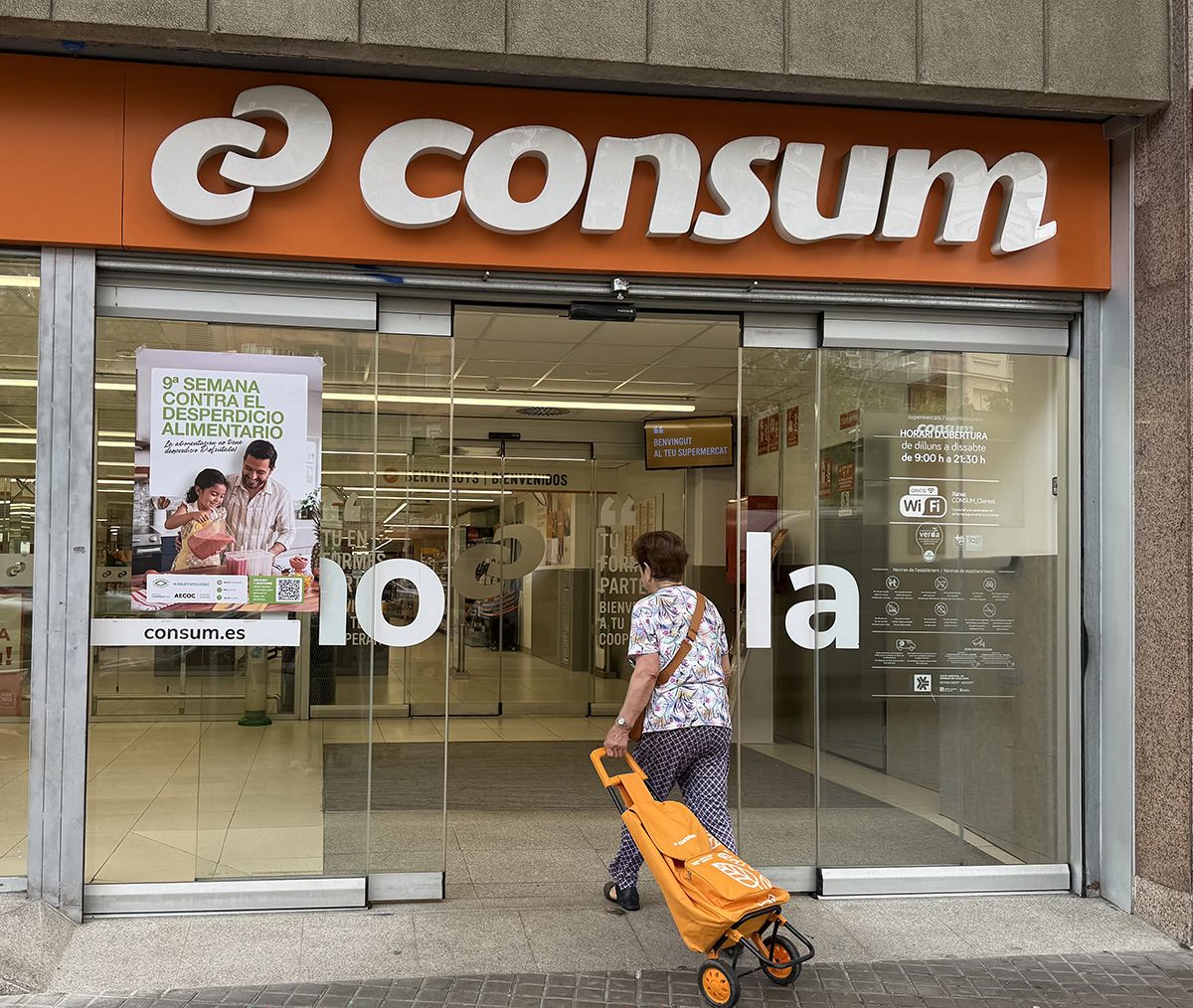 Una dona entrant en un supermercat Consum Una dona entrant en un supermercat Consum