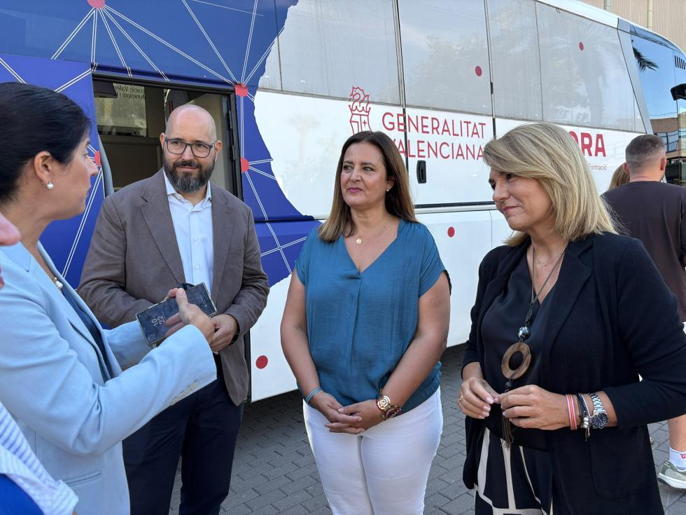 Susana Camarero visita el bus LABORA Susana Camarero visita el bus LABORA