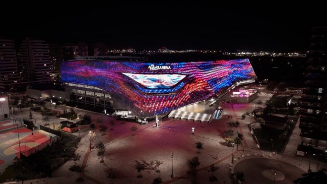 Fachada Roig Arena iluminada