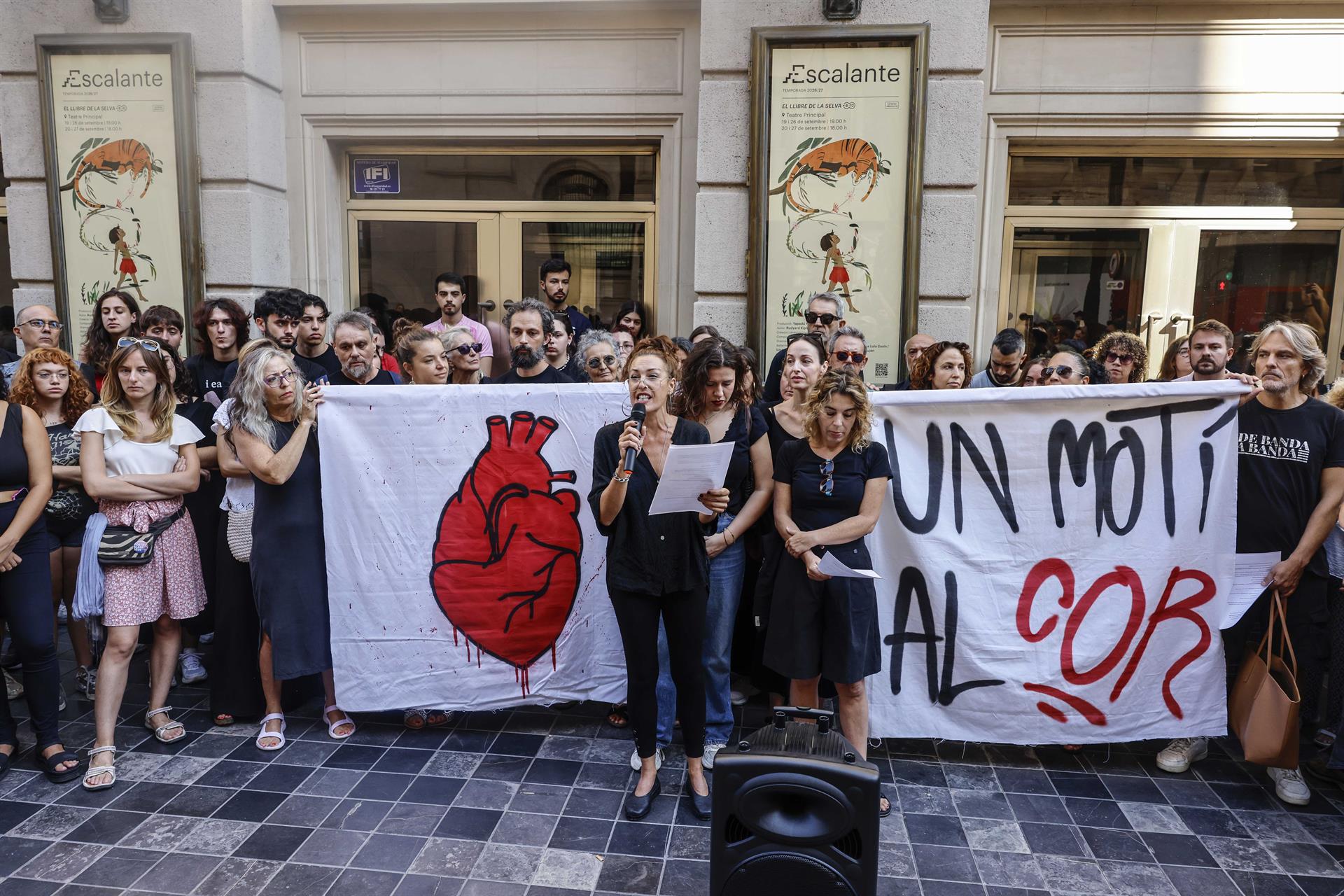 Concentració en protesta pel tancament del Teatre Principal de València Concentració en protesta pel tancament del Teatre Principal de València