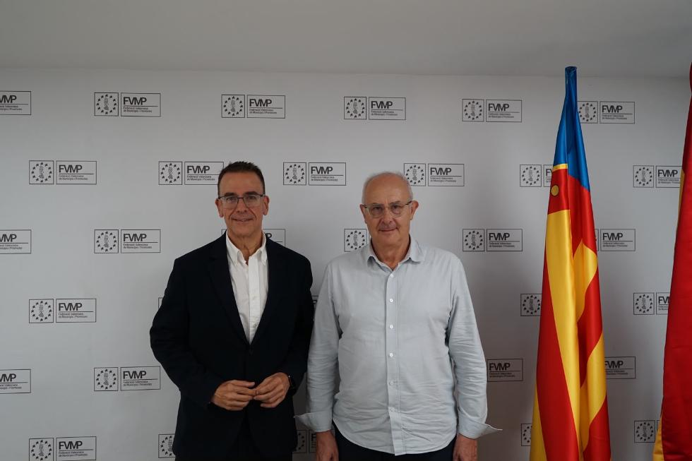 El director general de Política Lingüística, Vicent Satorres, y el secretario de la FVMP, Miguel Bailach