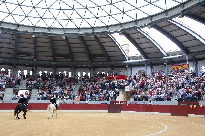 Interior de la plaza de toros cubierta de Villena Interior de la plaza de toros cubierta de Villena
