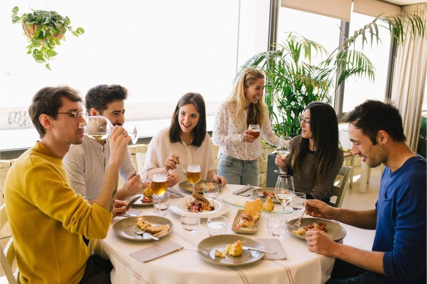 Gente disfrutando de Cuina Oberta - Visit Valencia