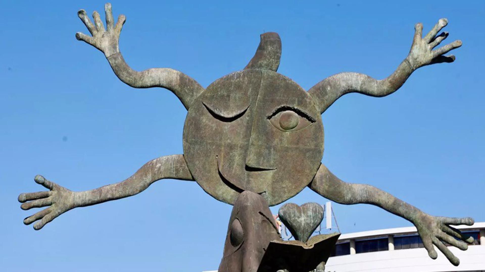 La escultura 'Homenaje al Libro' de Ripollés 