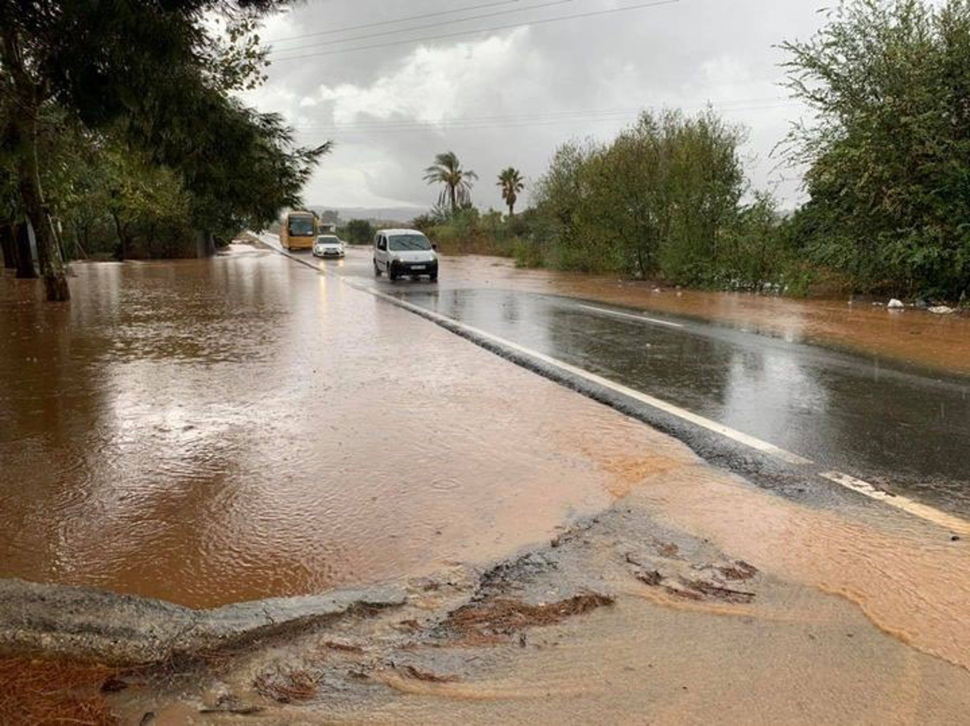 Una carretera inundada por las lluvias Una carretera inundada por las lluvias