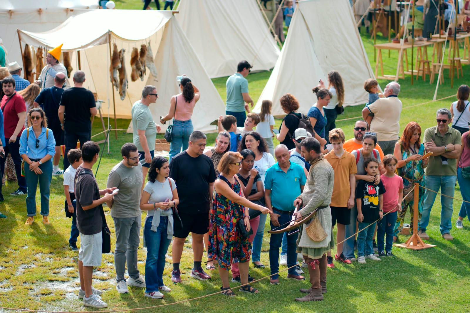 Público en una de las recreaciones del Campamento de Jaume I en València